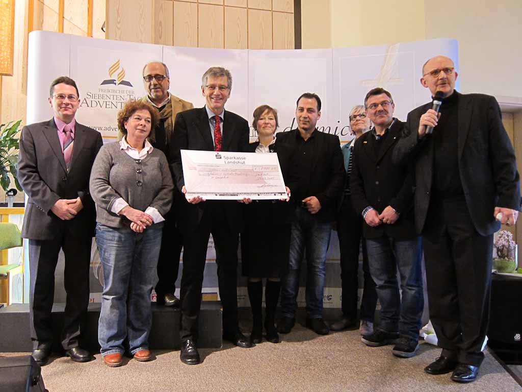 Spendenübergabe am 28. Februar 2015 an den Vertreter des Oberbürgermeisters der Stadt Landshut Dr. Thomas Keyßner